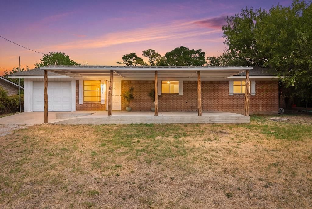 1902 Twin Oaks ST - Photo 1