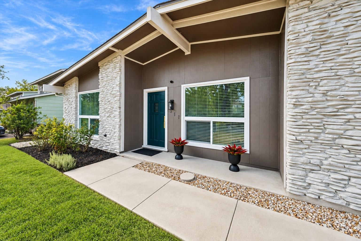511 Arbor LN - Photo 1