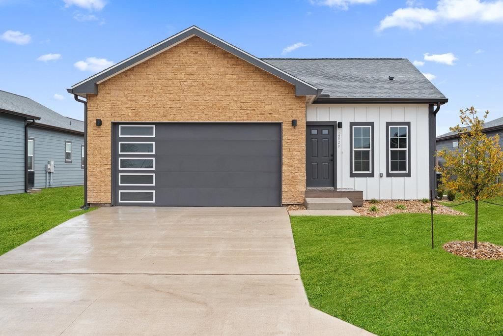 2029 Applewood DR - Photo 1