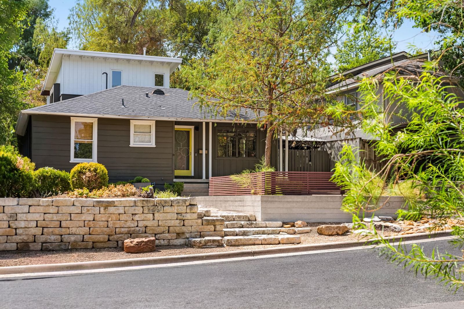 1001 Daniel DR - Photo 1