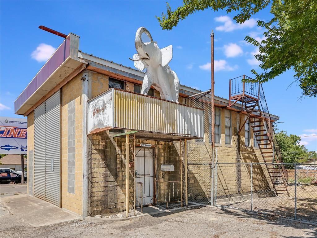 1018 N Main ST - Photo 1