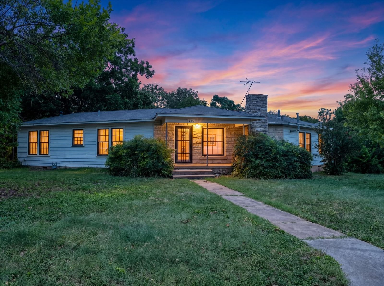 710 Austin Ave - Photo 1