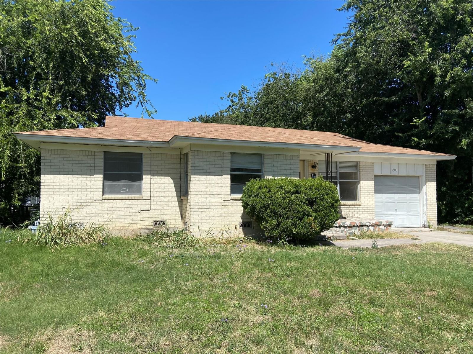 1303 Connell DR - Photo 1