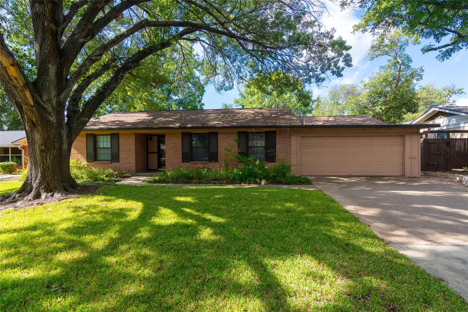 3109 Pinecrest DR - Photo 1
