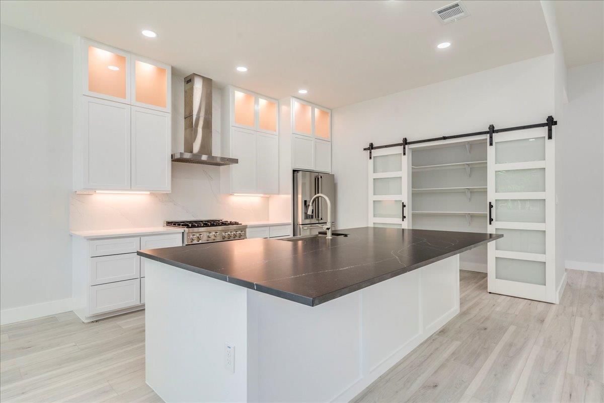 1215 Howard ST - Photo 1