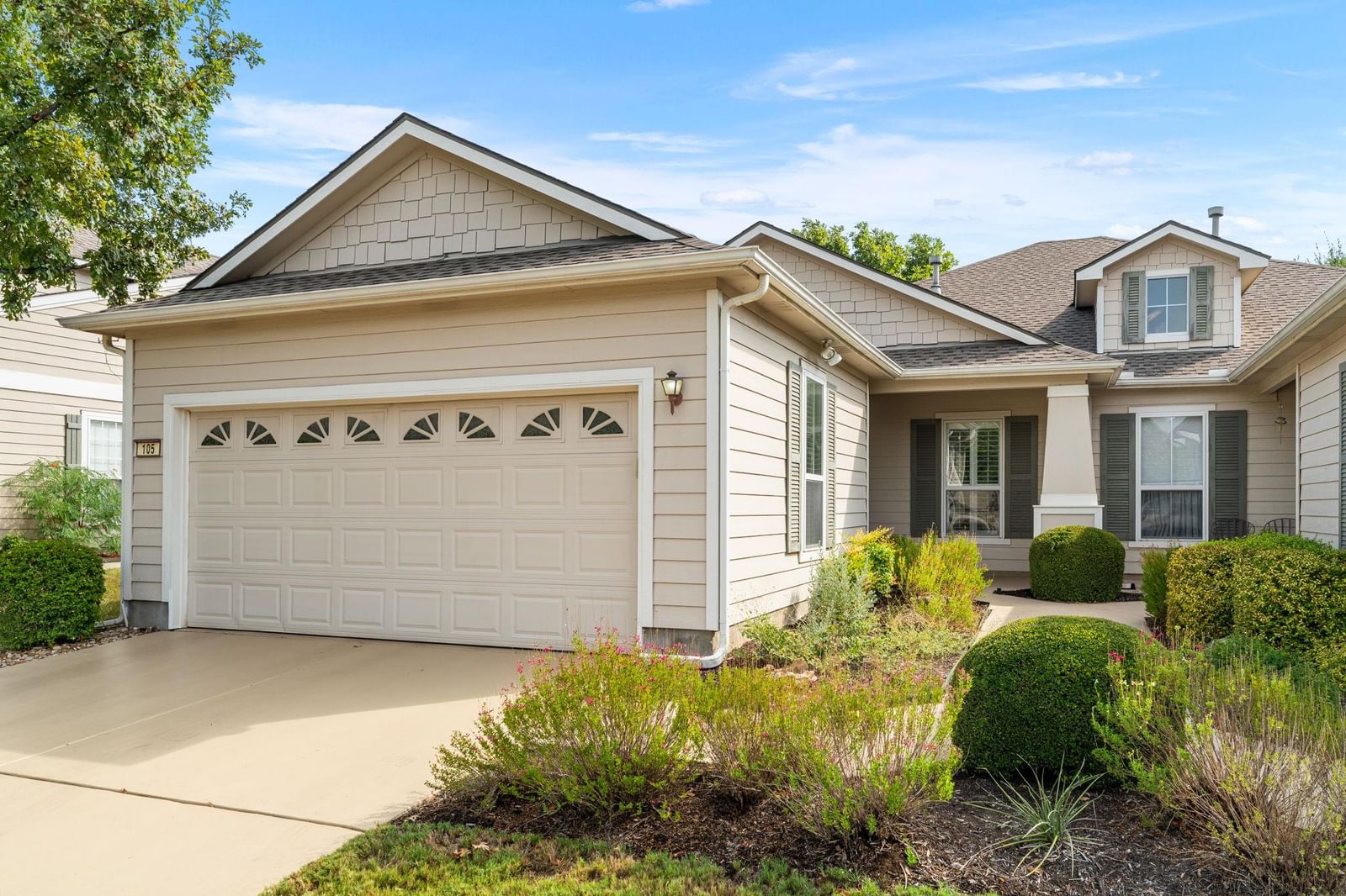 105 Nassau CIR - Photo 1