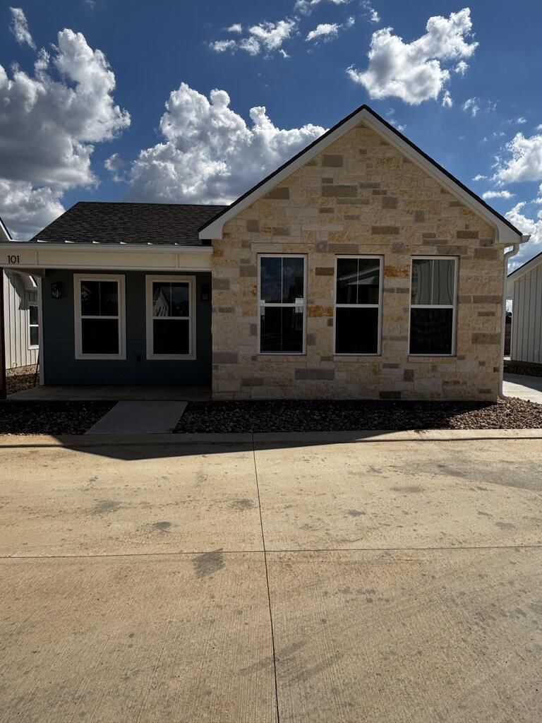 802 S Creek ST #103 - Photo 1