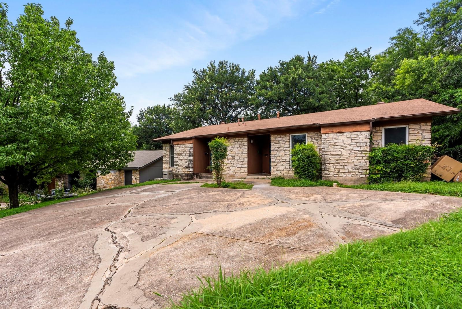 2320 Montclaire ST - Photo 1
