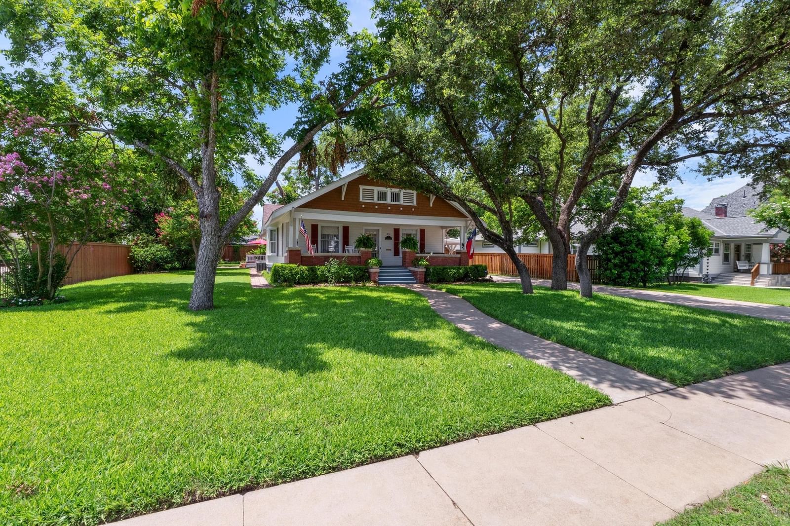 810 University Ave - Photo 1