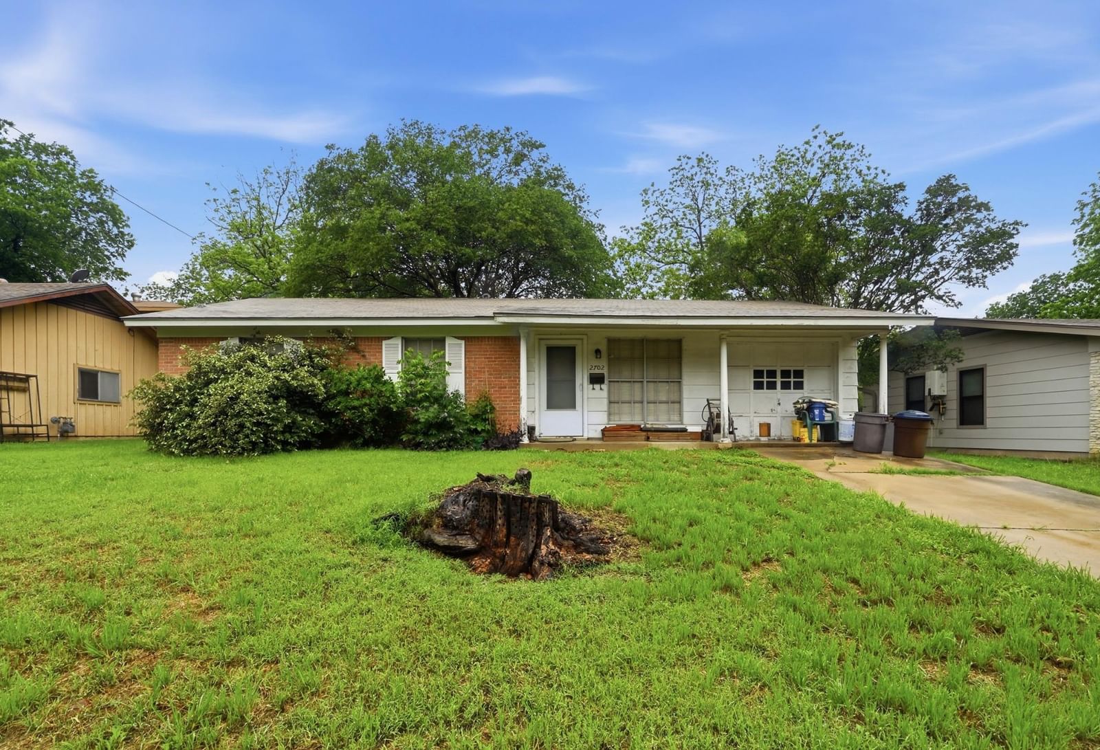 2702 Sherwood LN - Photo 1