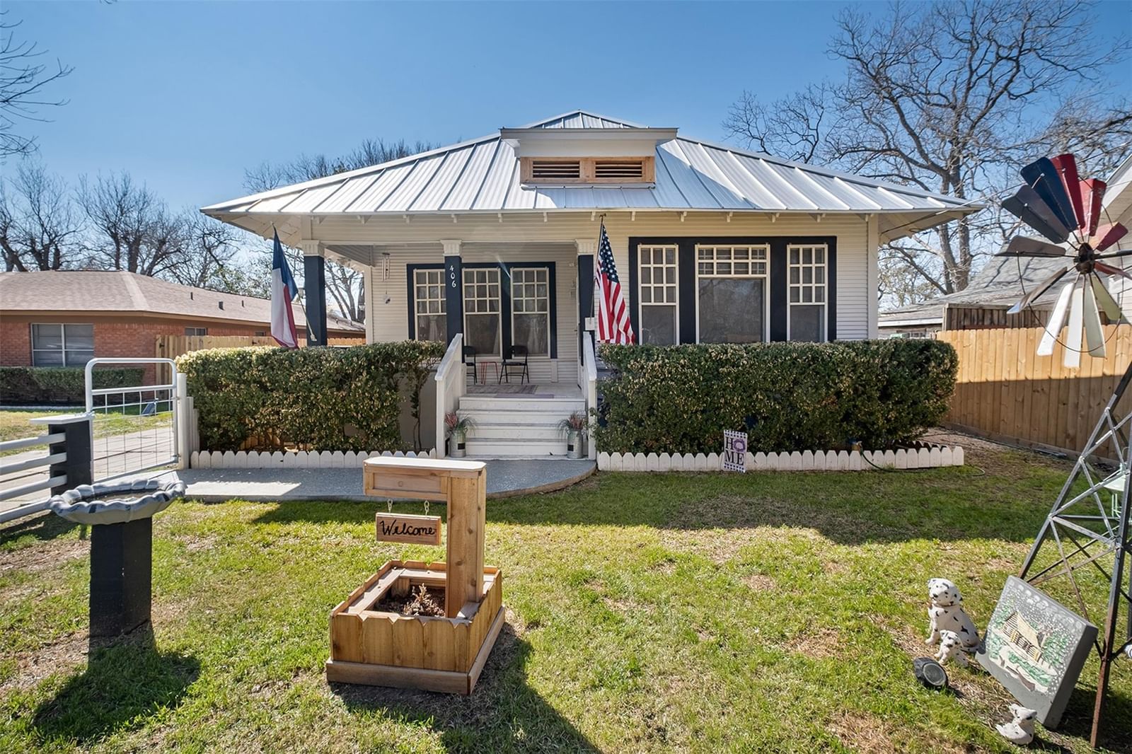 406 Gonzales ST - Photo 1