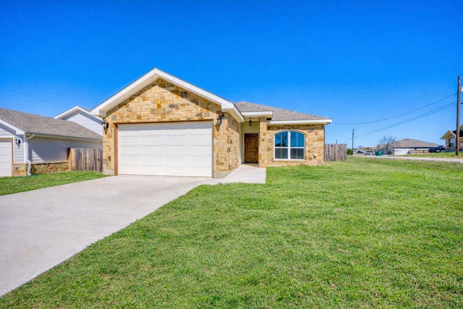 1516 Stonecrests DR - Photo 1