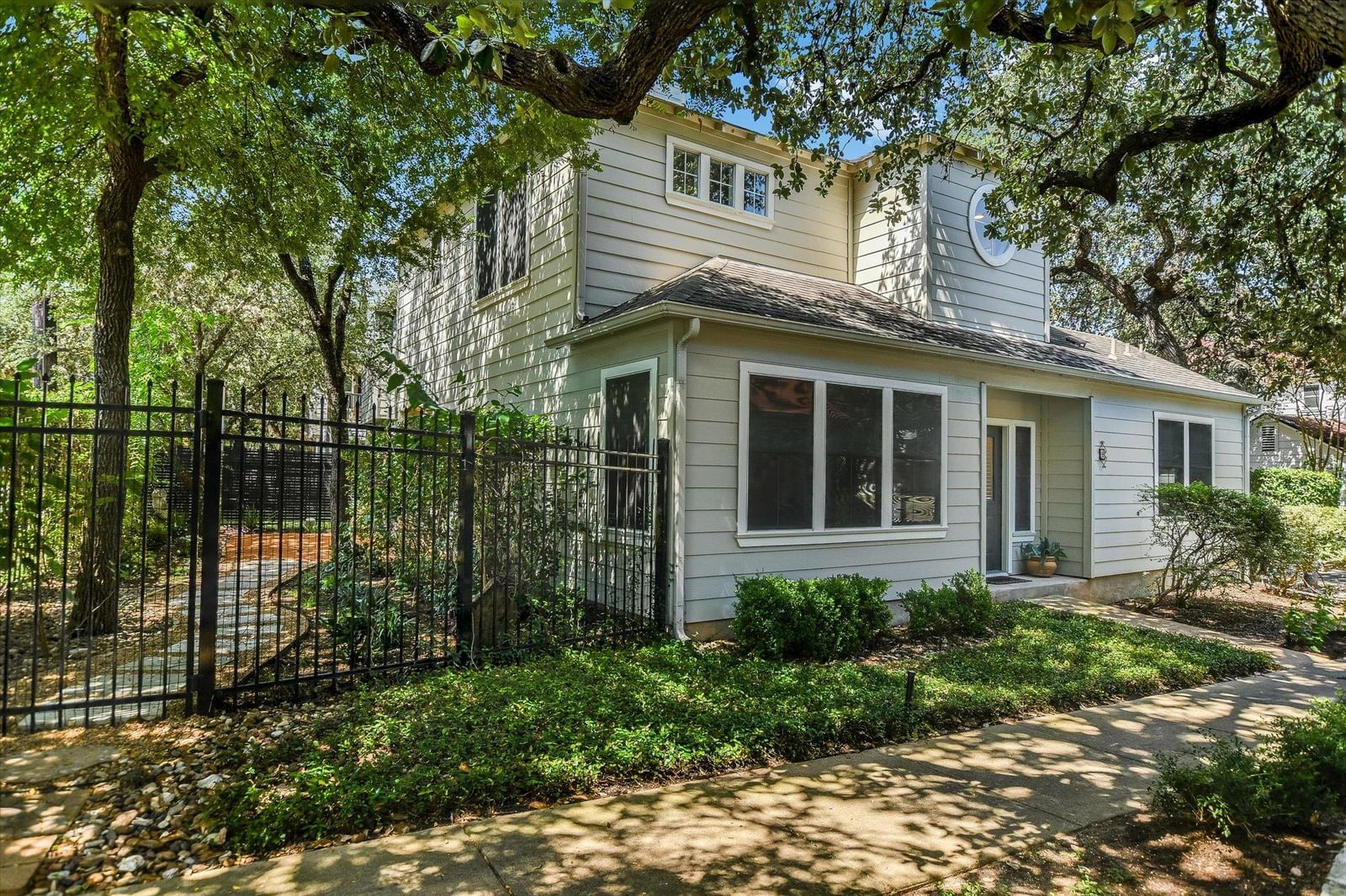 1011 Brodie ST #8 - Photo 1