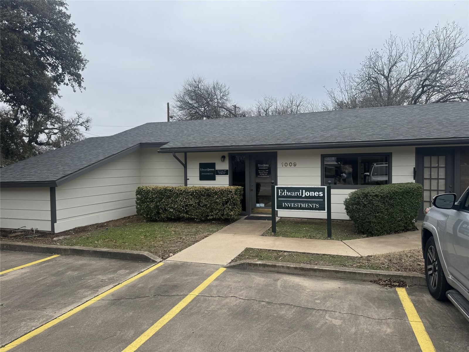 1011 Meredith DR - Photo 1