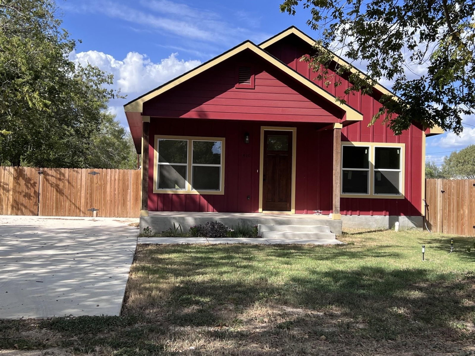 410 W Trinity ST - Photo 1