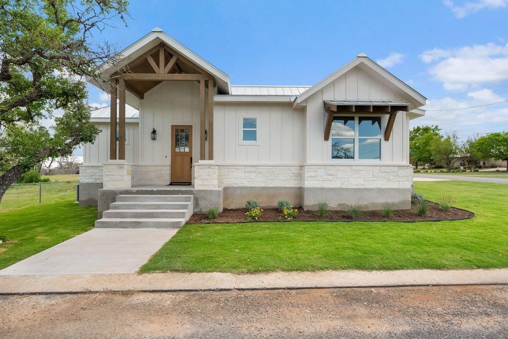 501 Ranchview DR - Photo 1