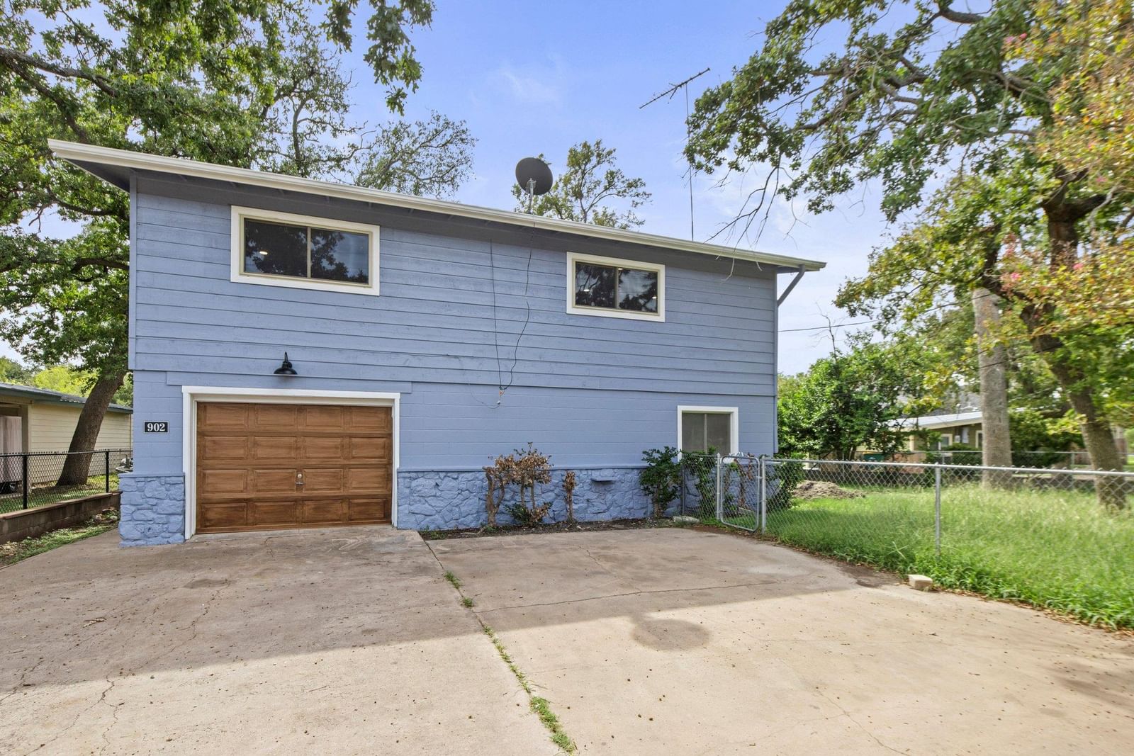 902 Sherwood Forest DR - Photo 1