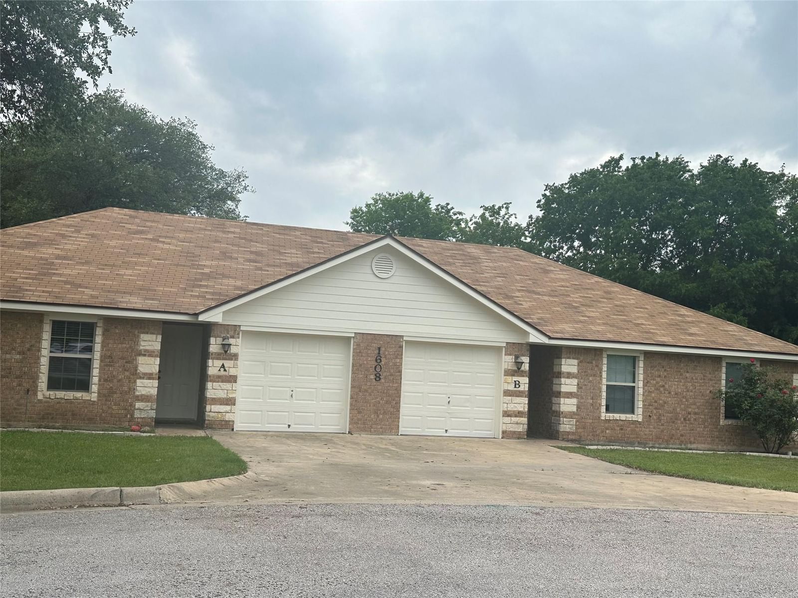 1608 Libby LN - Photo 1