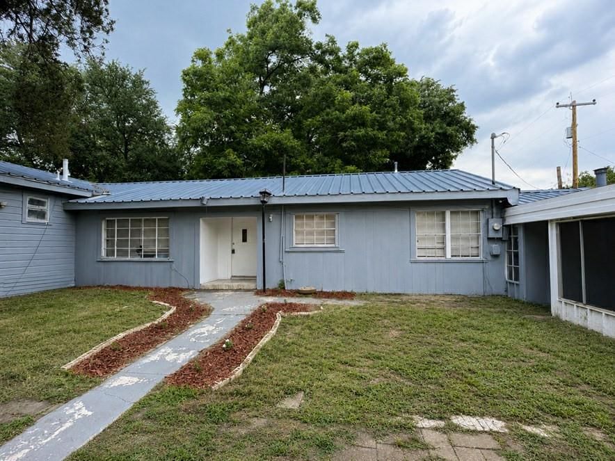 103 W Beaumont - Photo 1