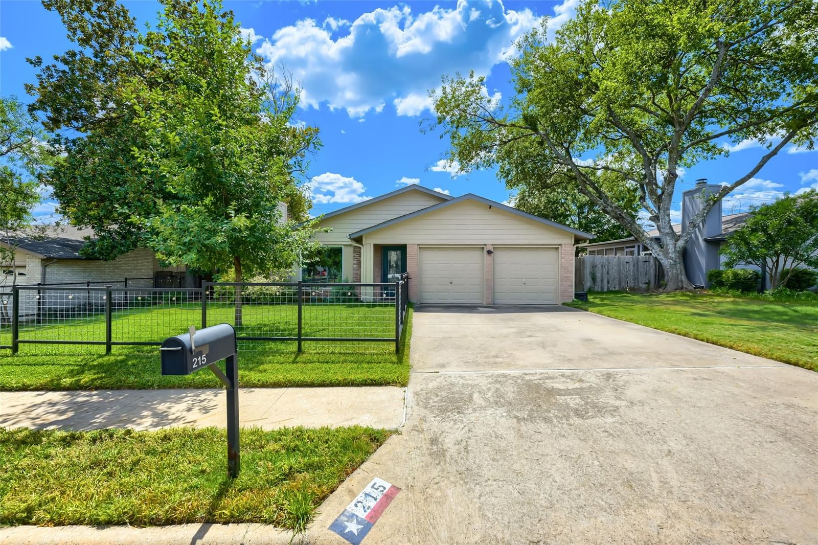 215 Cloudview DR - Photo 1