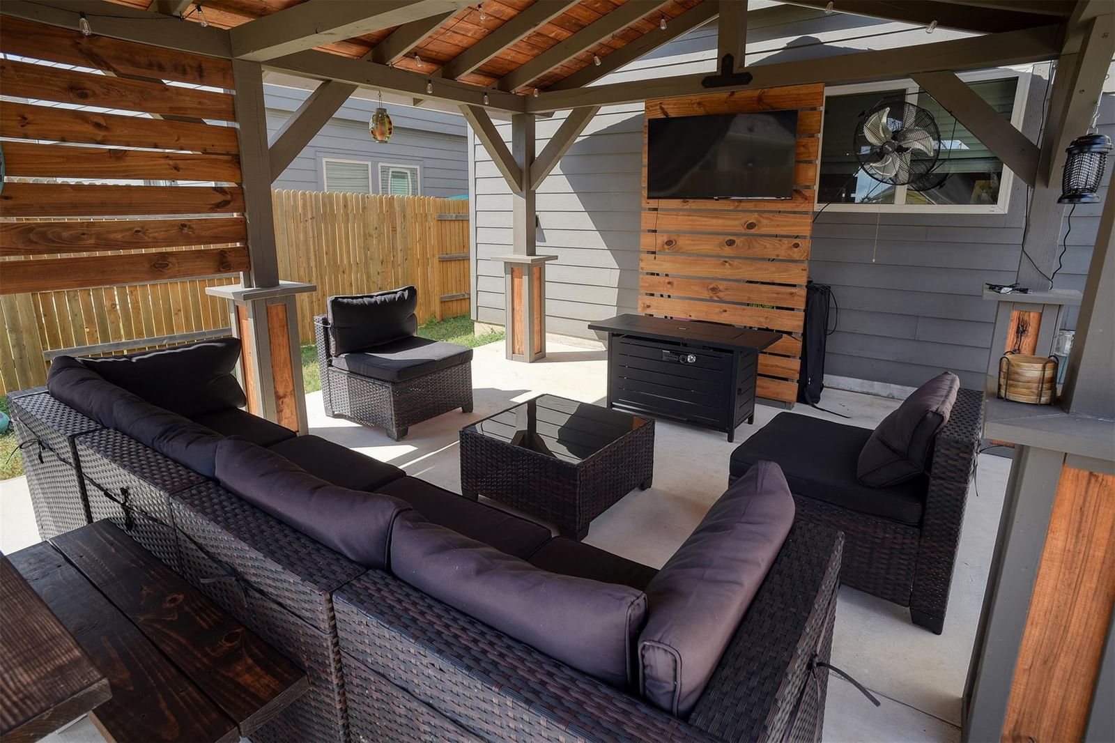205 Driftwood LN - Photo 1