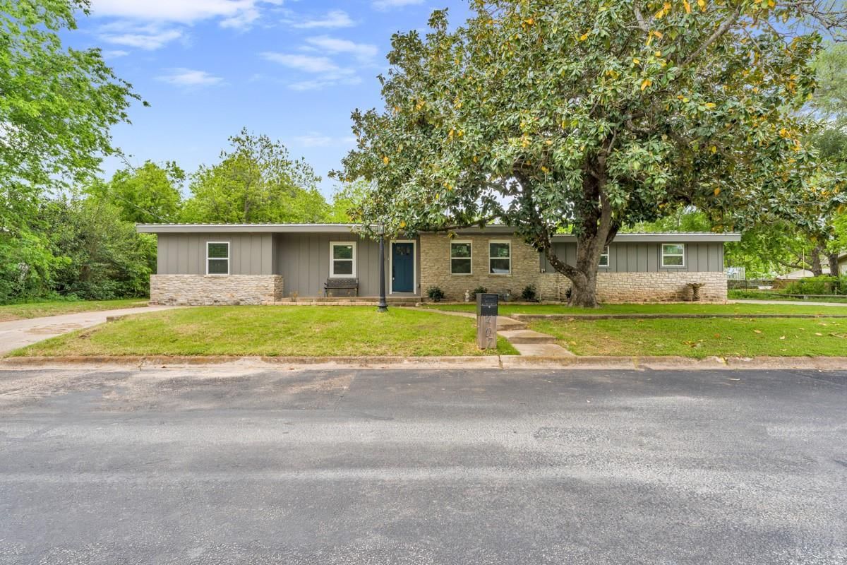 407 Kerr ST - Photo 1