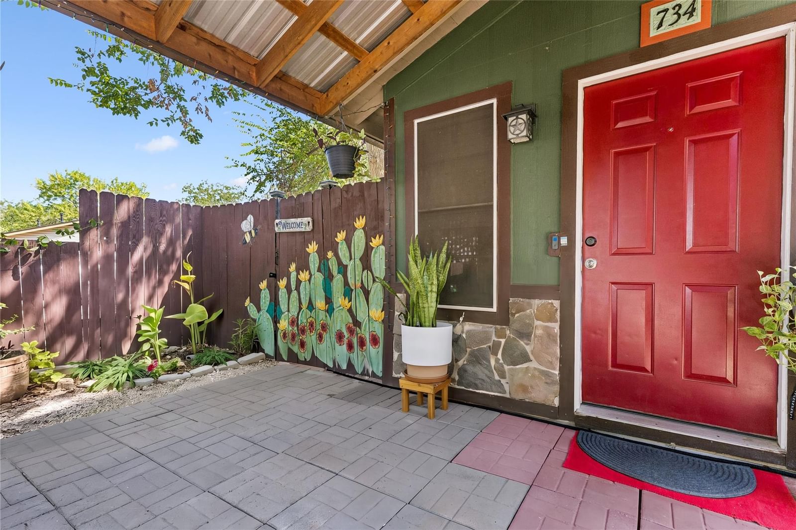 734 Neches ST - Photo 1