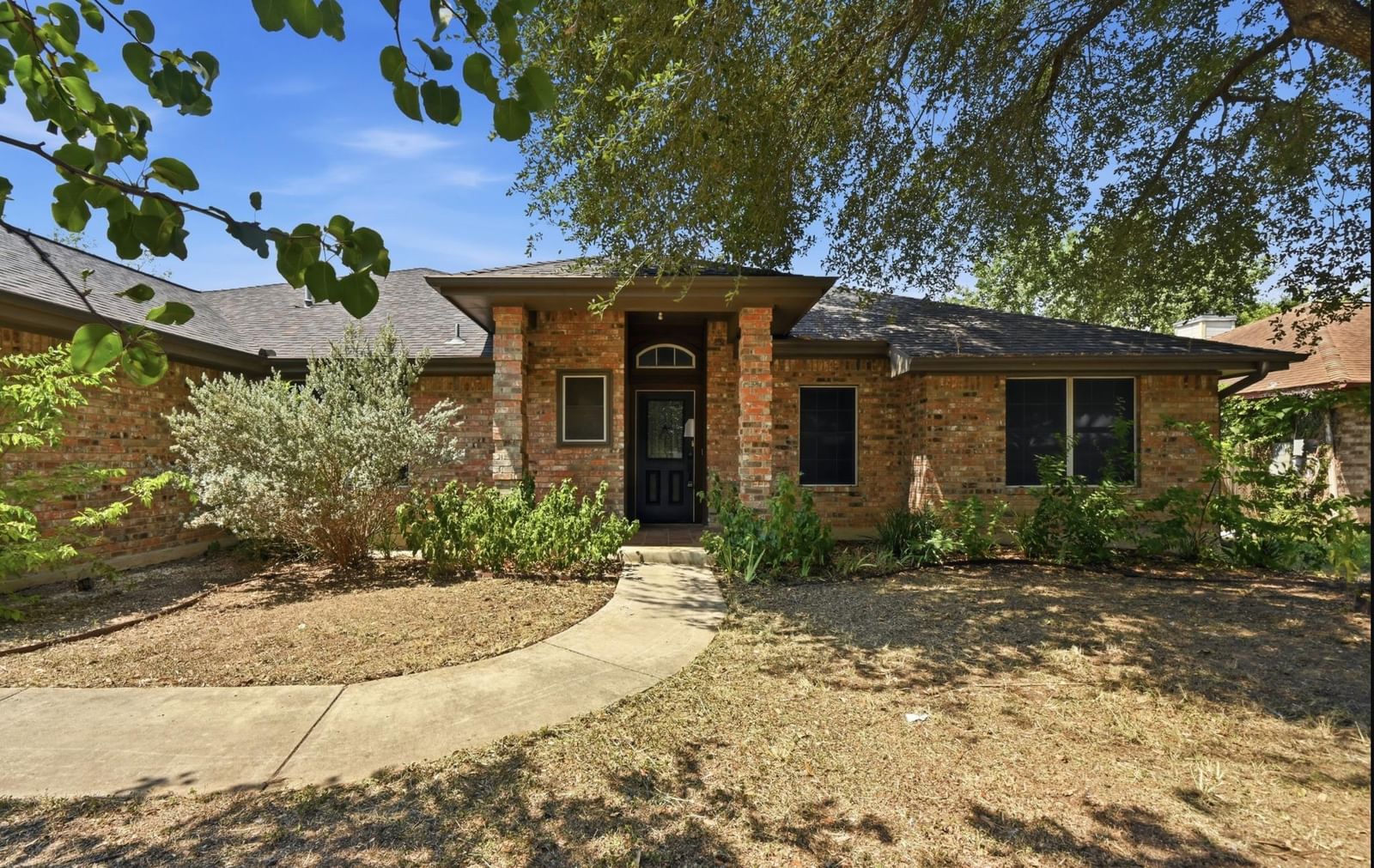 1068 Memorial CIR - Photo 1