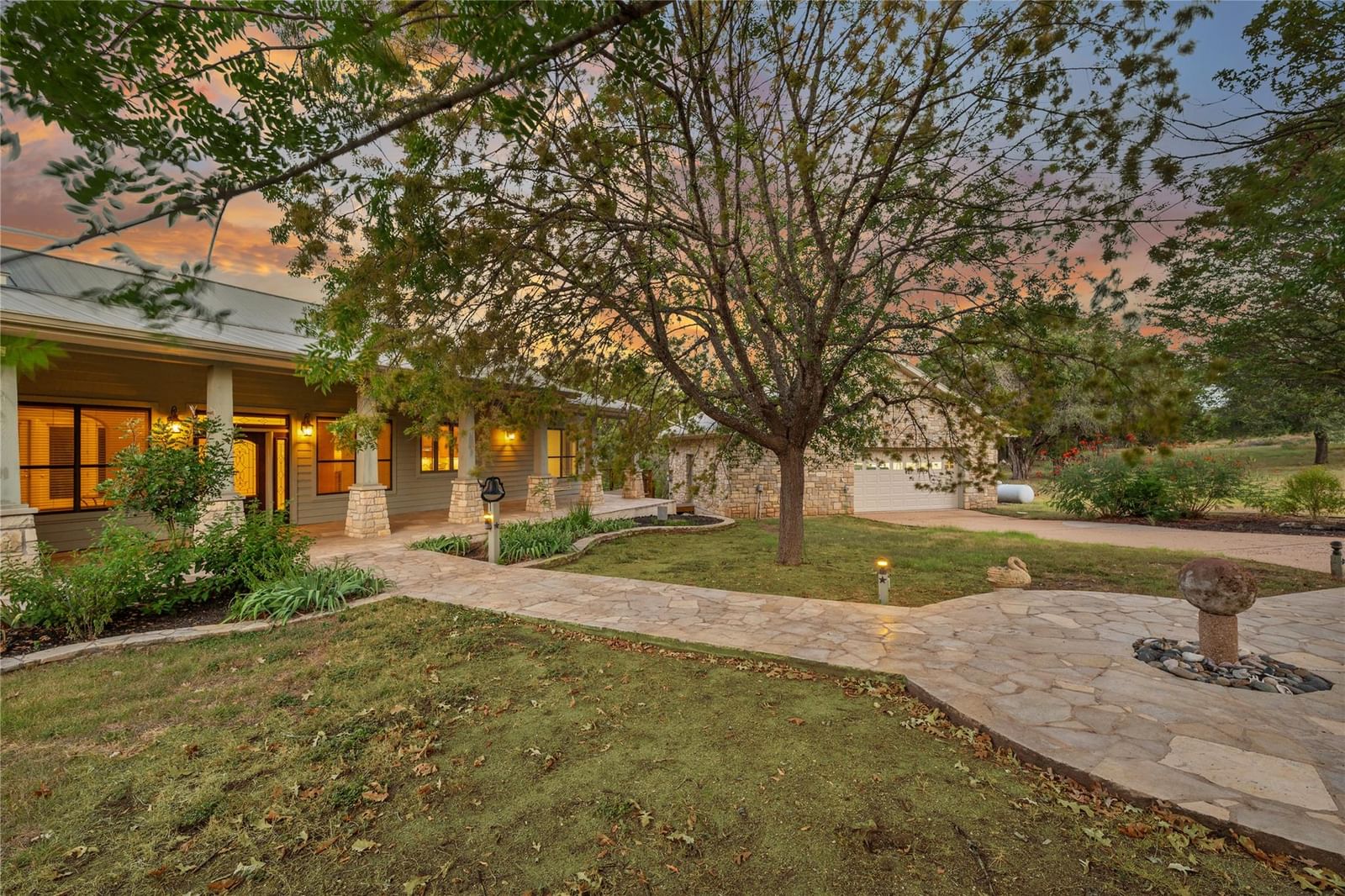 1118 Rustic LN - Photo 1