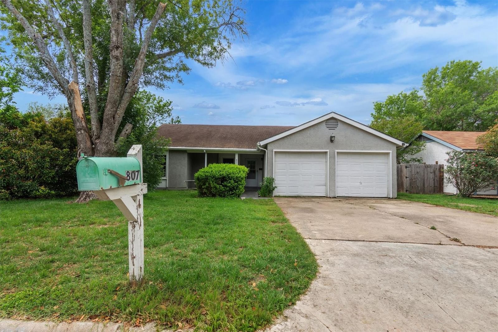 807 Travis ST - Photo 1