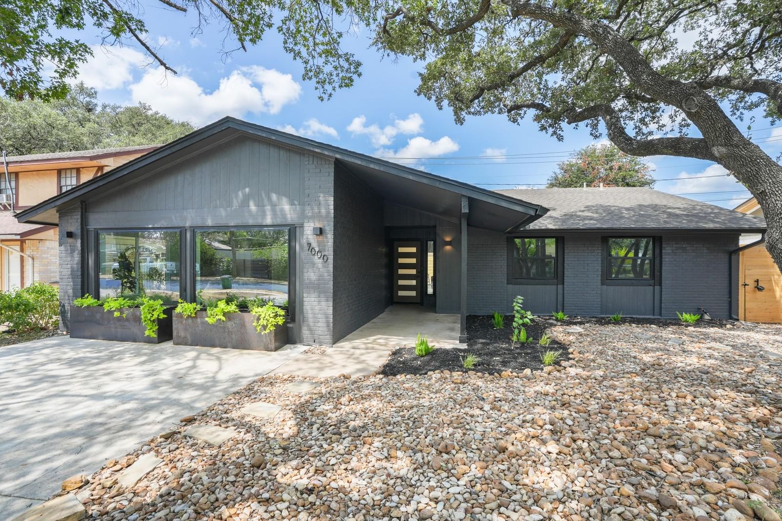 7000 Shadywood DR - Photo 1
