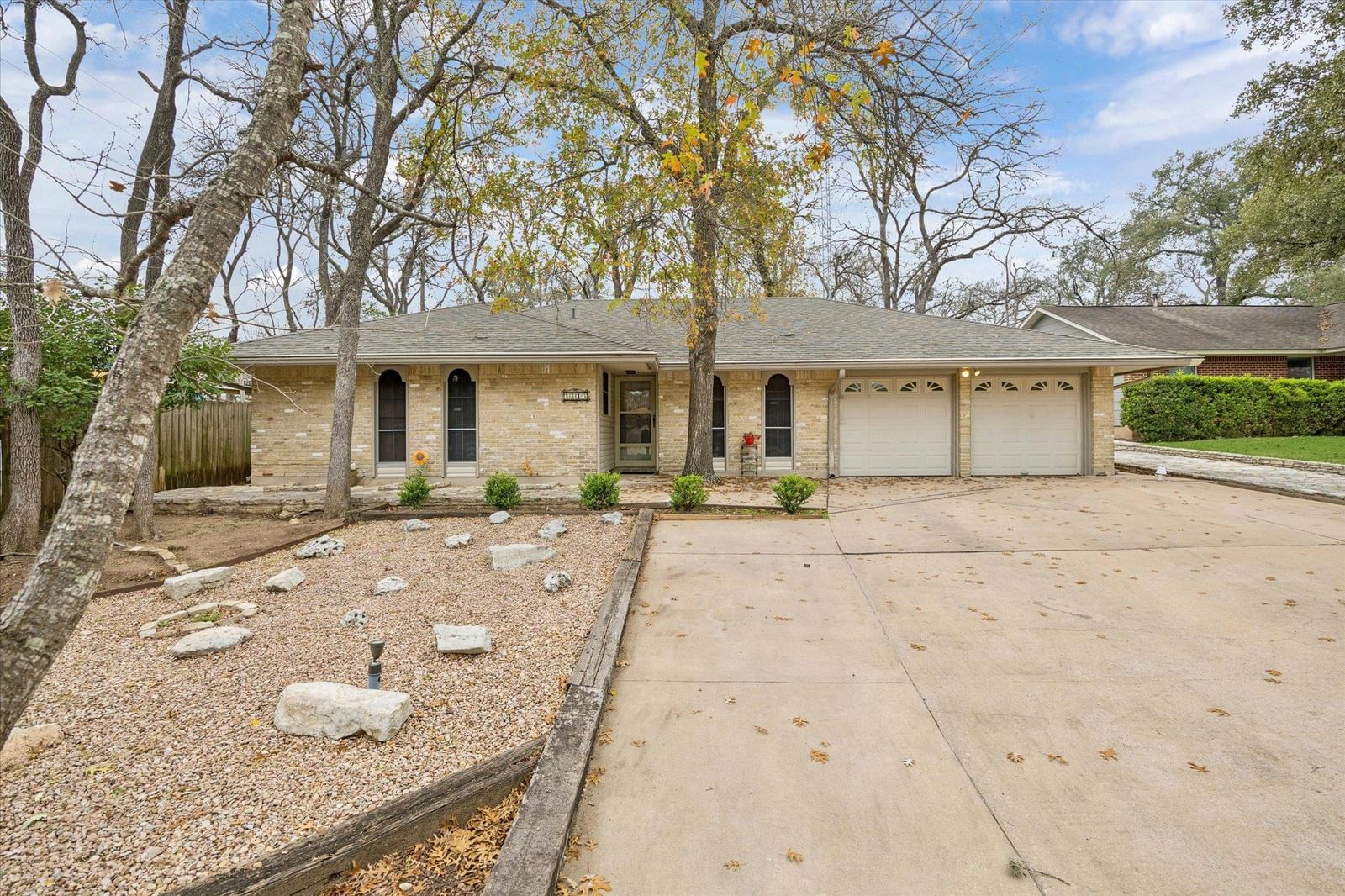 1815 Parkside LN - Photo 1