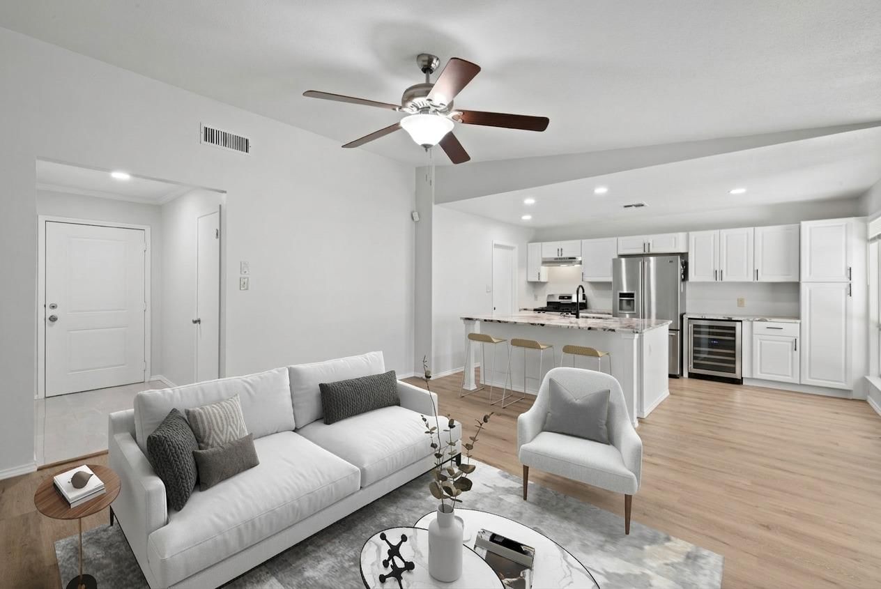 10001 Woodglen DR - Photo 1