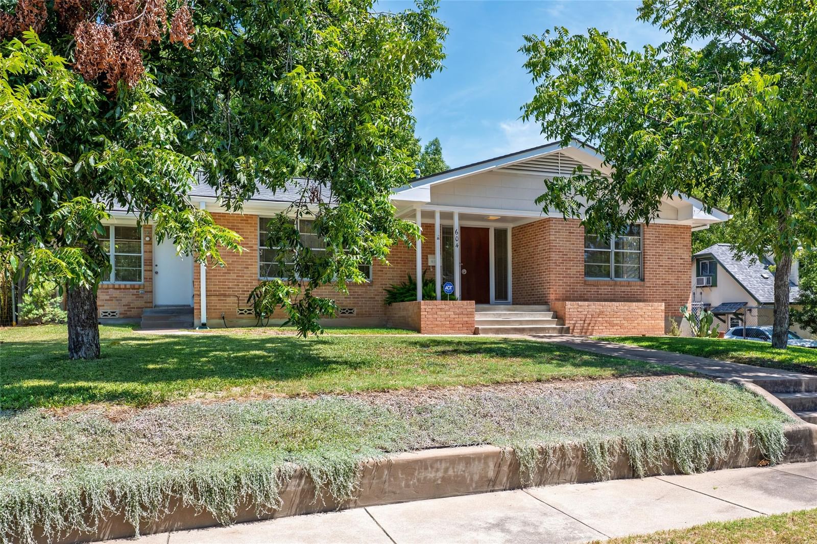 604 Bellevue PL - Photo 1