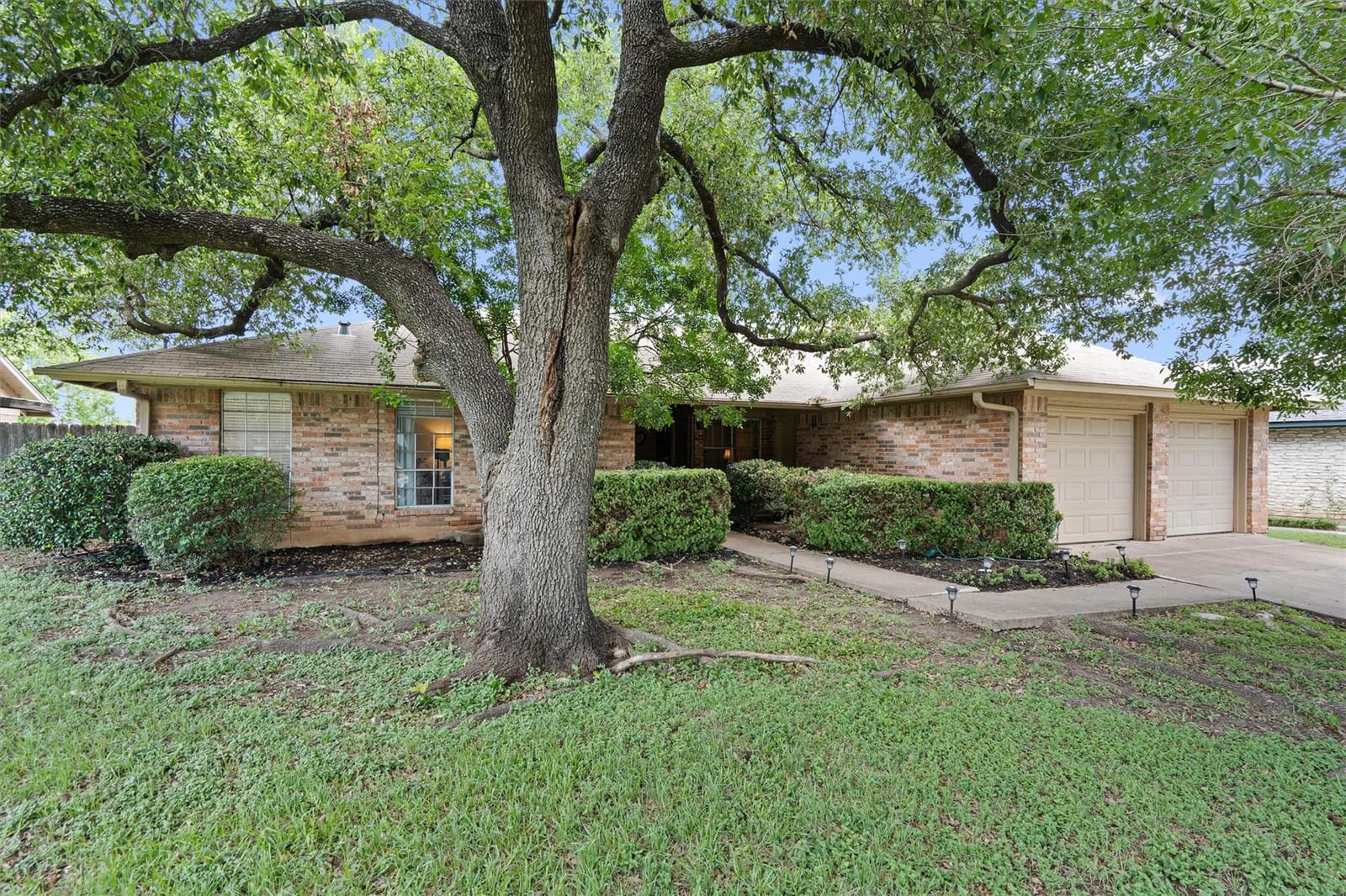 2714 Thrushwood DR - Photo 1