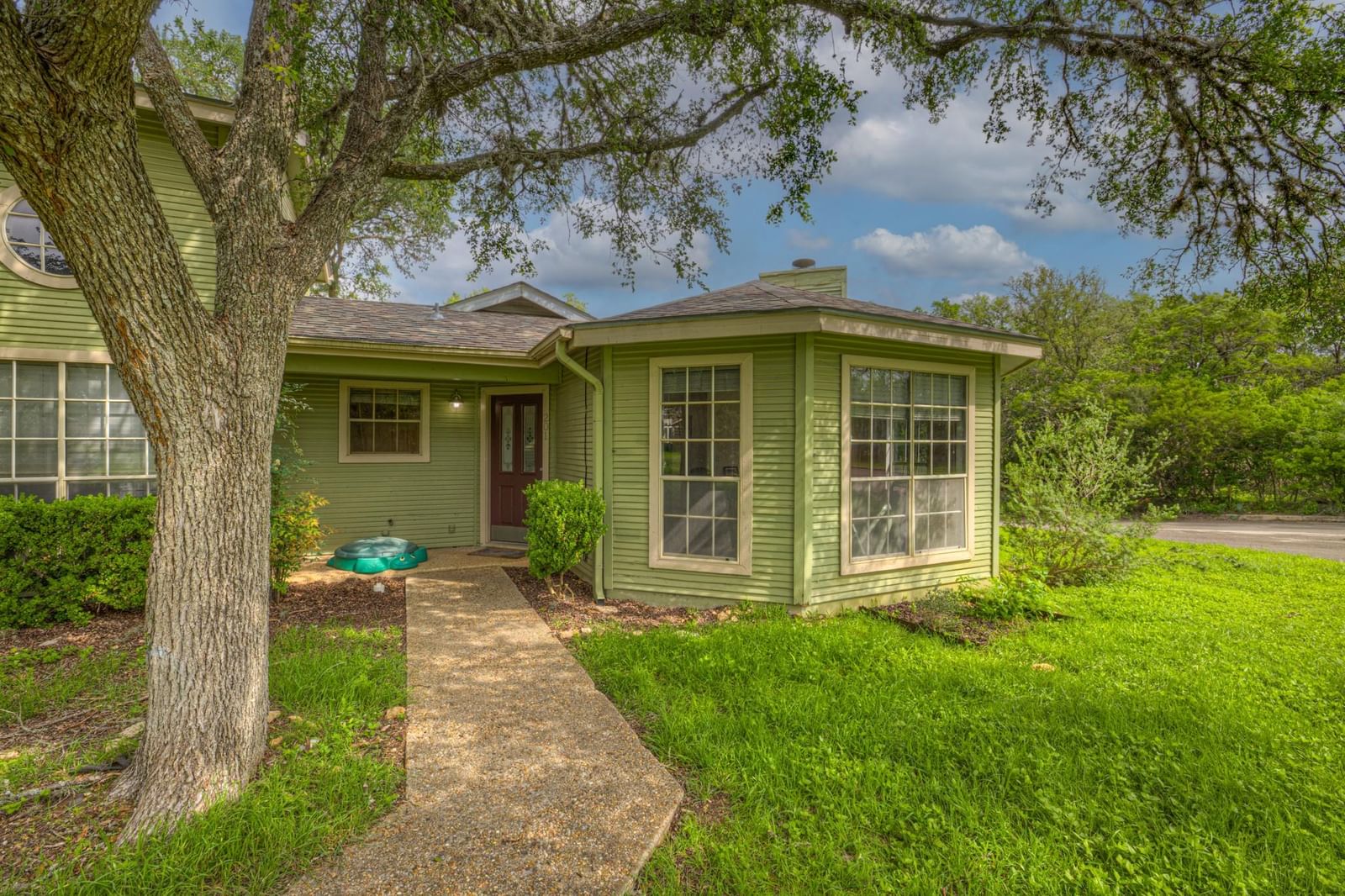 201 Ridgewood DR - Photo 1