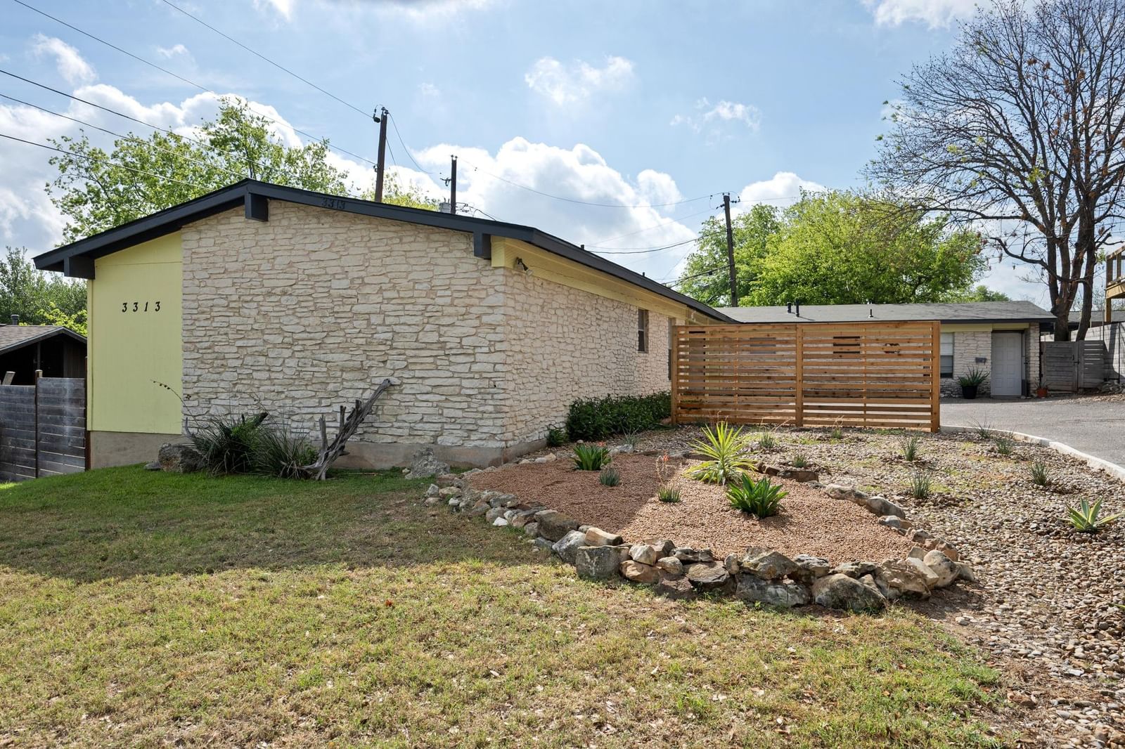 3313 S Oak DR - Photo 1