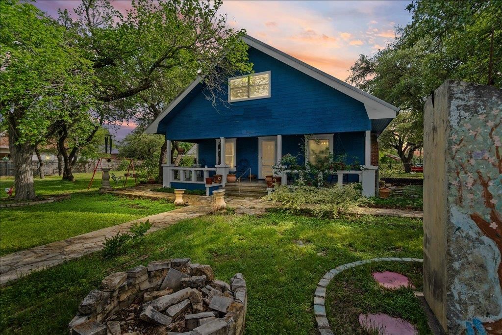 316 Mesquite ST - Photo 1