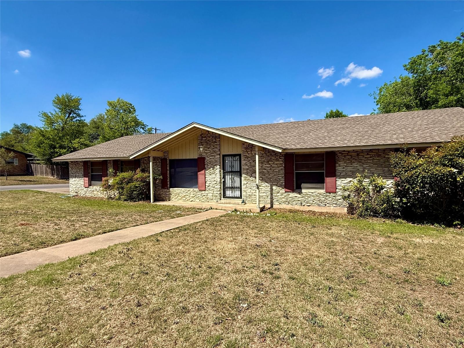 1000 Hollybluff ST - Photo 1