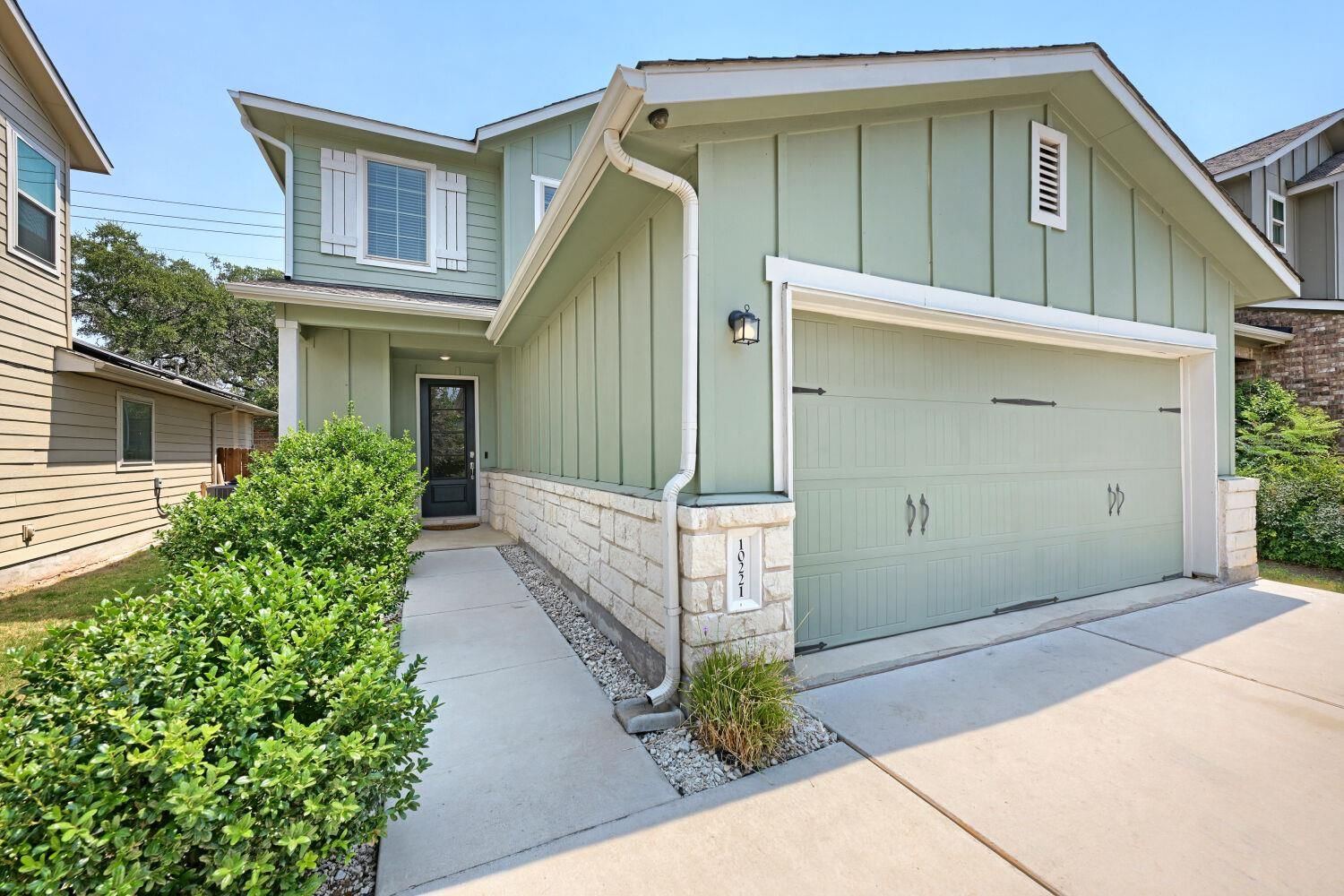 10221 Buster DR - Photo 1