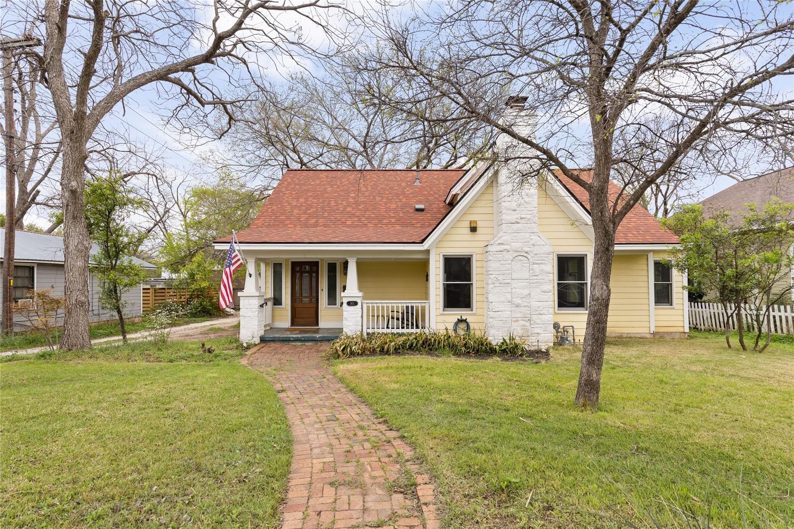 811 46th ST - Photo 1