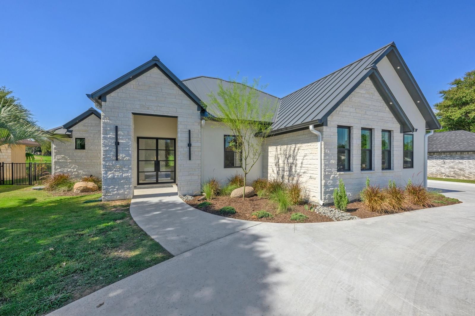 114 Meadowlakes DR - Photo 1