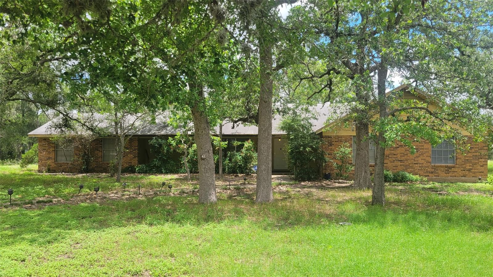 123 River Oaks DR - Photo 1