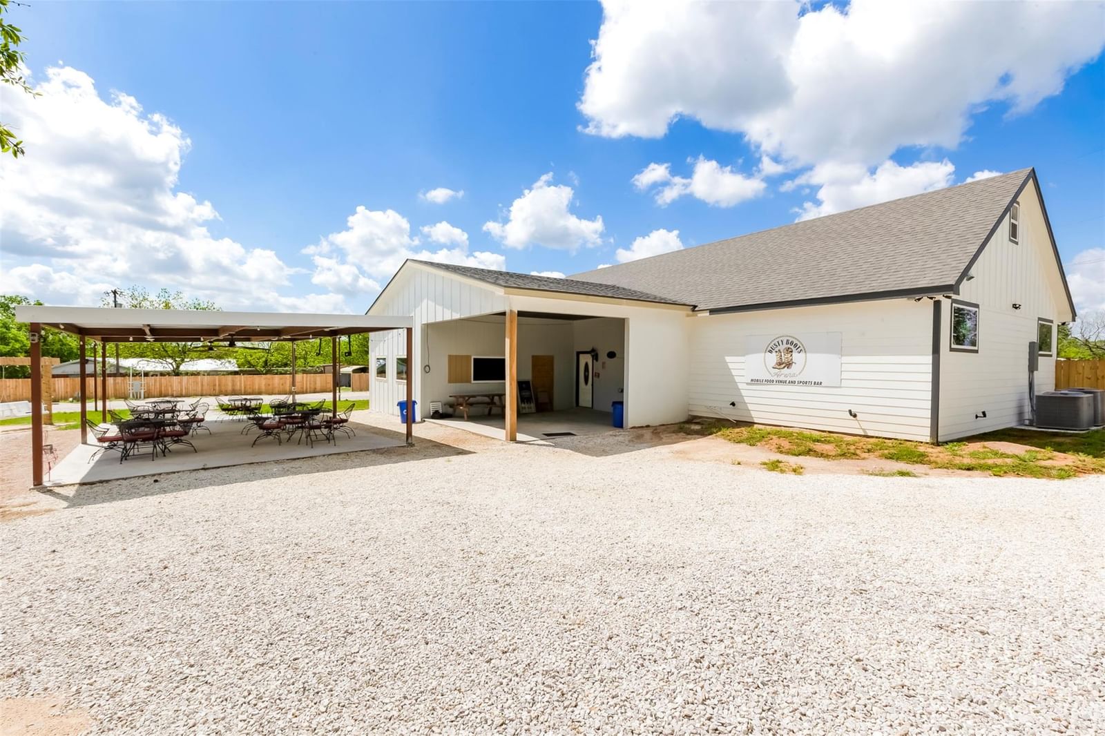 306 Oak ST - Photo 1