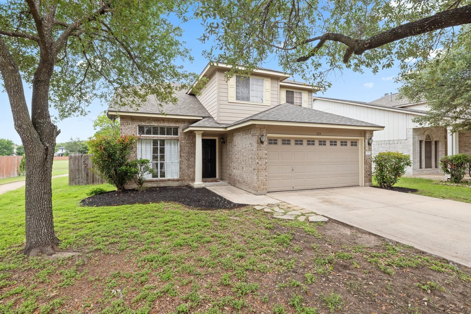 725 Leann LN - Photo 1
