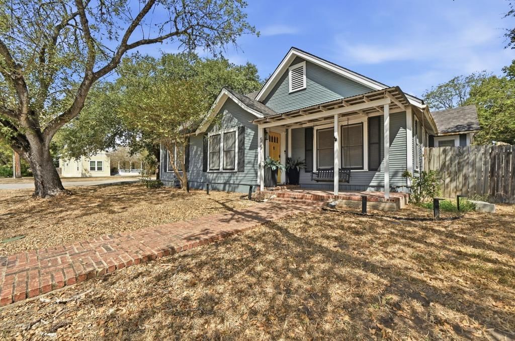 505 E Houston ST - Photo 1
