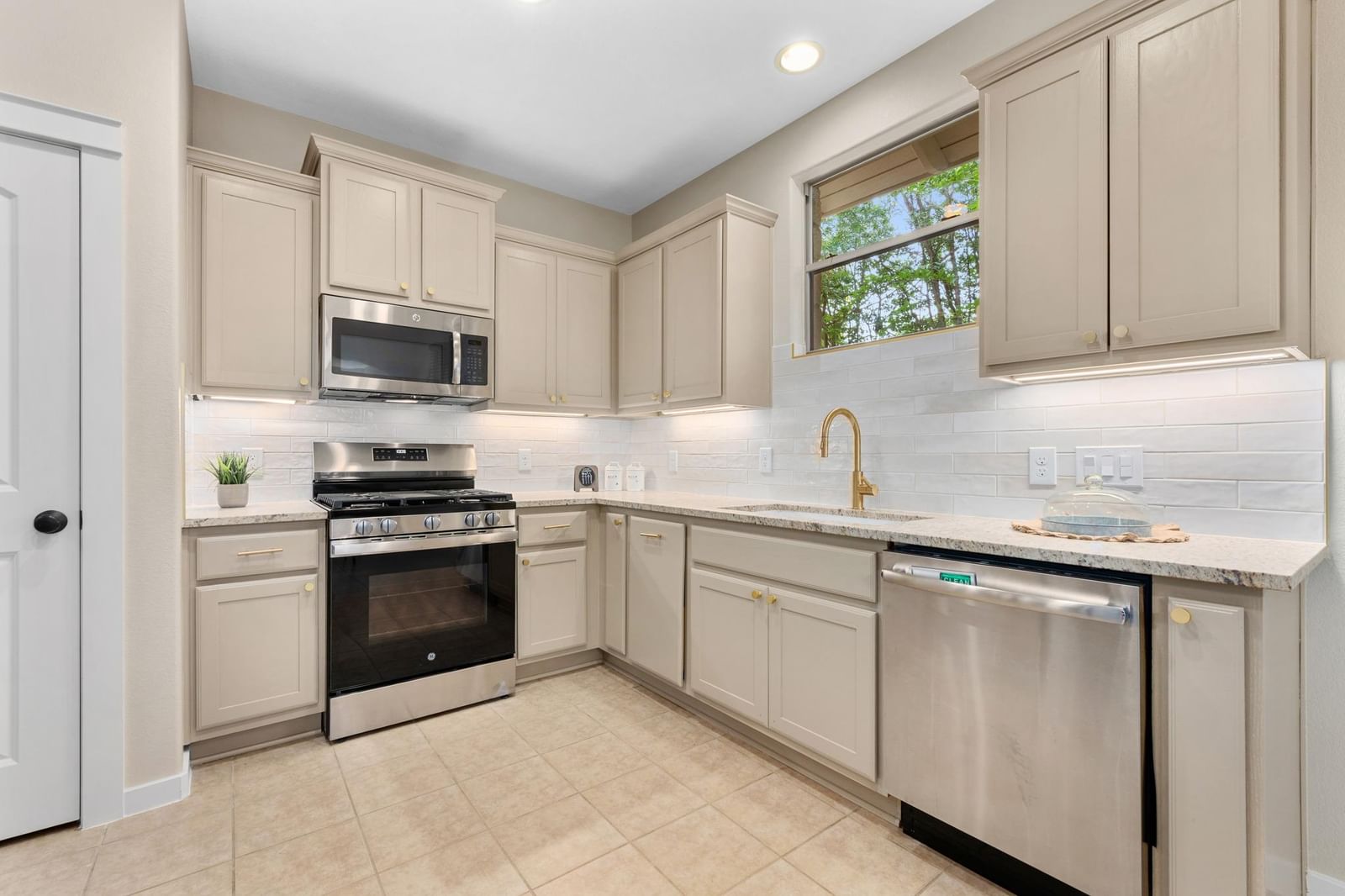105 Rosebud LN - Photo 1