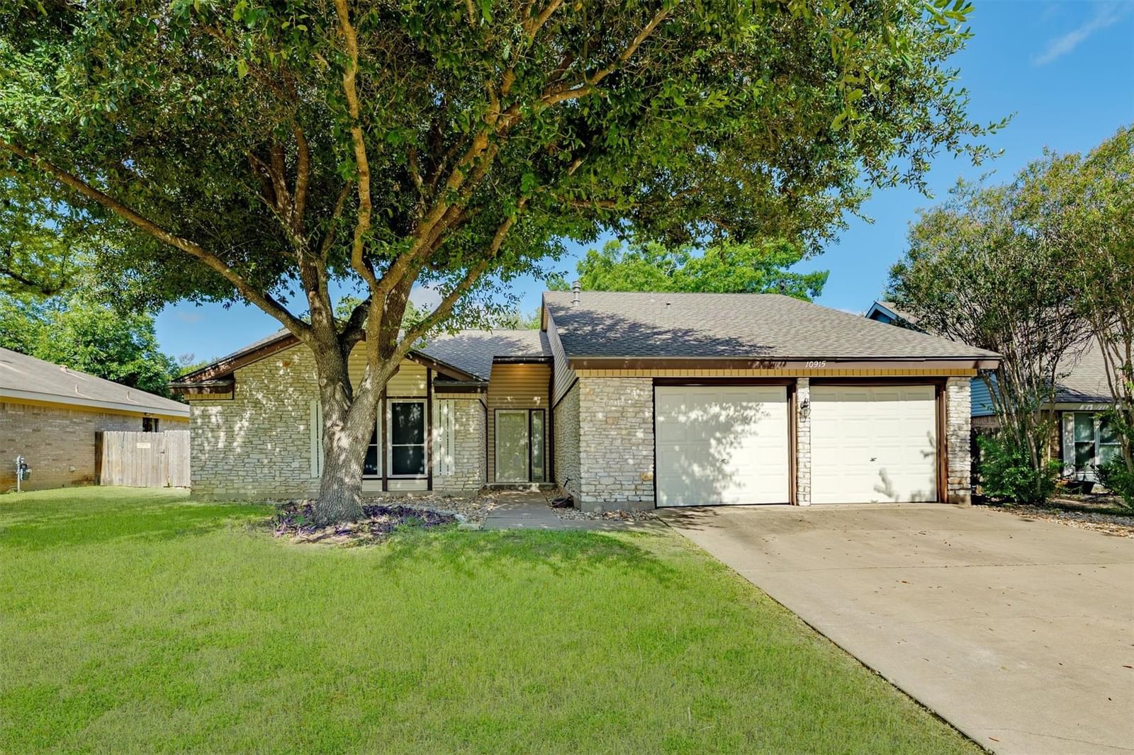 10915 Thicket TRL - Photo 1