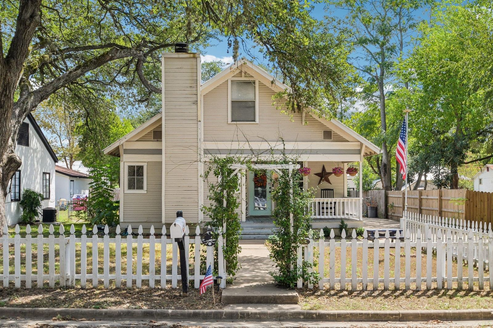 802 Hudgins ST - Photo 1