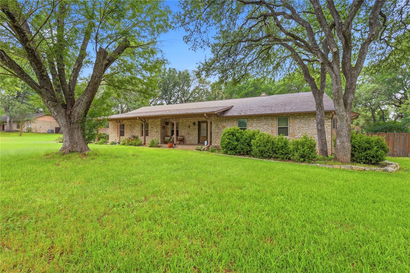 203 Leisurewoods DR - Photo 1